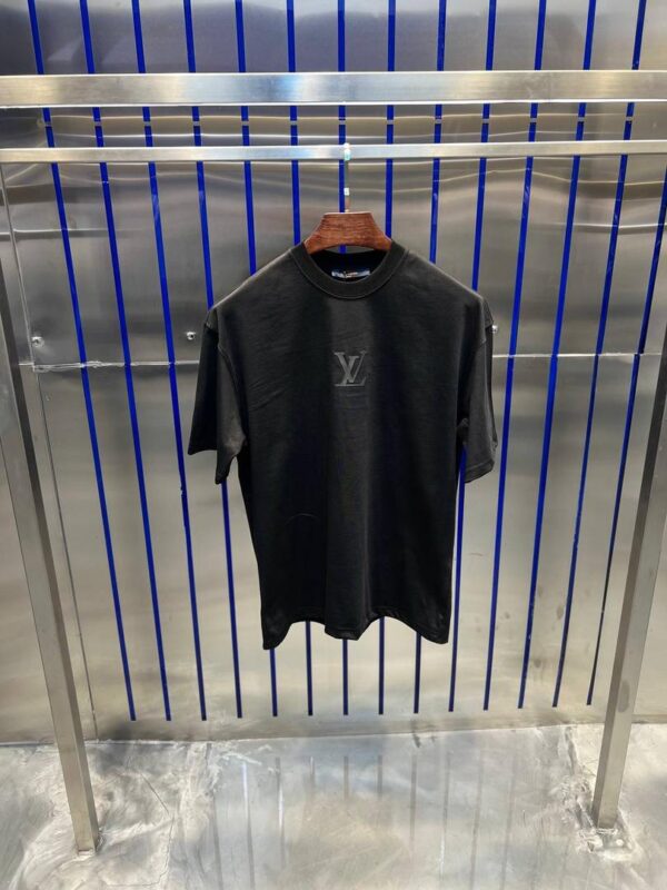 Classique Louis Vuitton T-shirt Noir – Logo Discret et Élégant