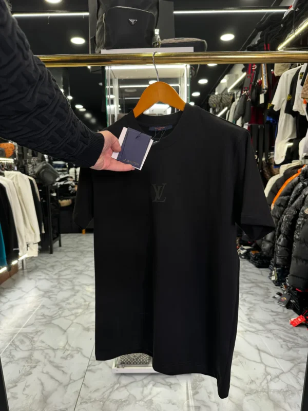 Classique Louis Vuitton T-shirt Noir – Logo Discret et Élégant